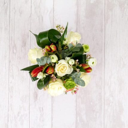 Red&White-cutie trandafiri ranunculus eucalypt 2